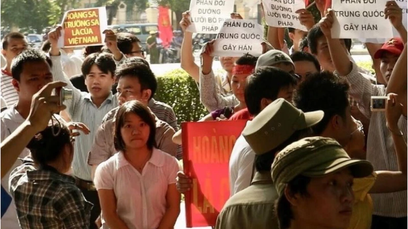 Phạm Đoan Trang trong một cuộc biểu tình ở Hà Nội vào năm 2011. Nguồn ảnh: Nguyễn Lân Thắng.