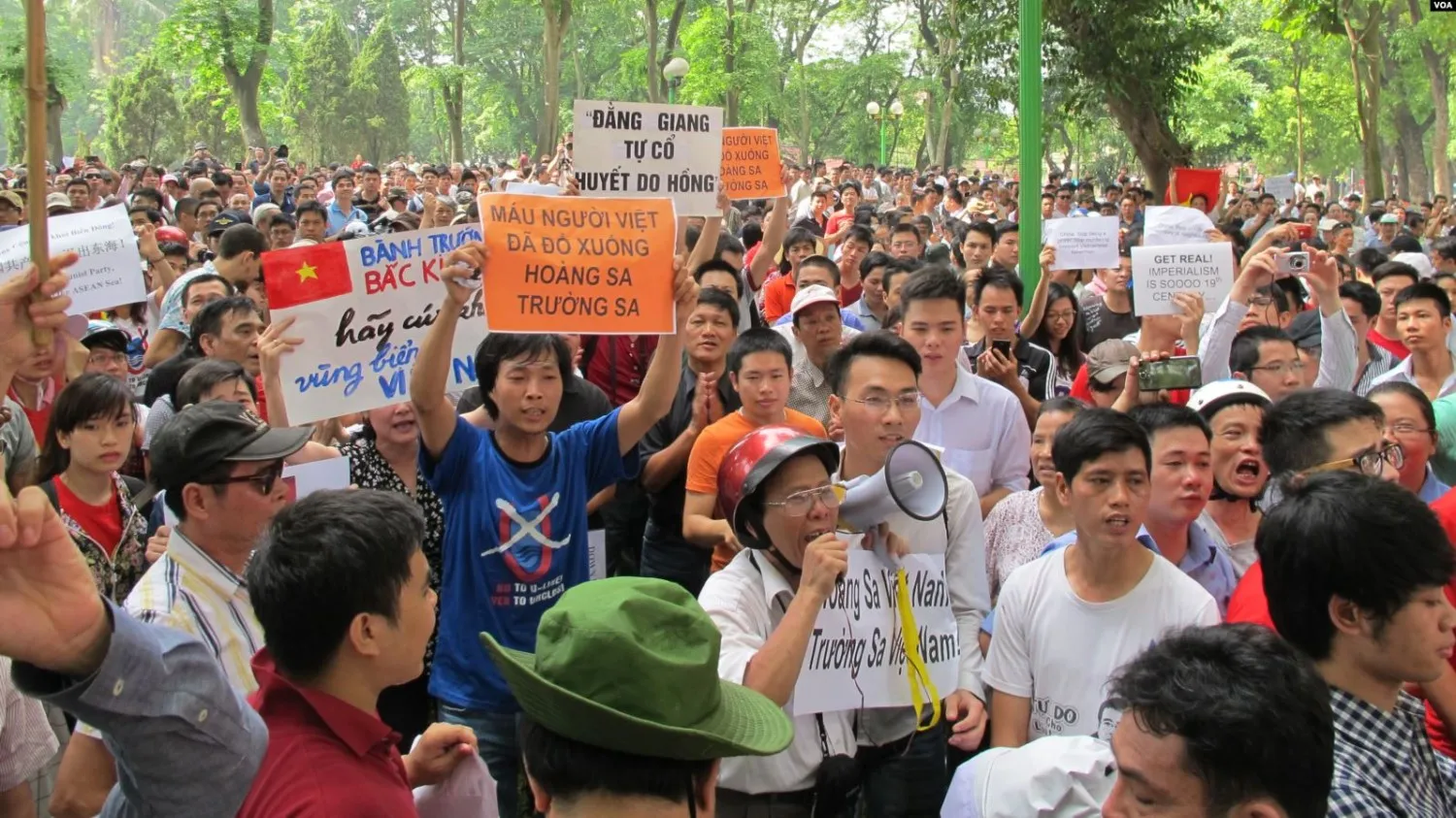 Người dân biểu tình trước Ðại sứ quán Trung Quốc ở Hà Nội, ngày 11/5/2014. Nguồn ảnh: VOA Tiếng Việt.