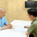 Cảnh ông Nguyễn Thành Nam bị hỏi cung, được Thời sự VTV1 chiếu tối ngày 7/7/2026. Ảnh: Chụp màn hình.