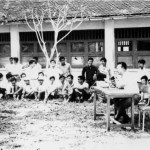 Giáo sư, kiến trúc sư Nguyễn Quang Nhạc, khoa trưởng khoa Kiến trúc giai đoạn 1967-1970, đang trò chuyện với các sinh viên Trường Đại học Kiến trúc Sài Gòn. Nguồn ảnh: uah.edu.vn.