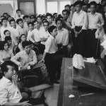 Giáo sư Phạm Biểu Tâm giảng bài cho sinh viên y khoa ở giảng đường đại học. Nguồn ảnh: LIFE.