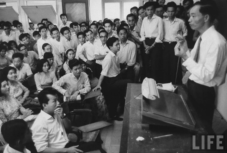 Giáo sư Phạm Biểu Tâm giảng bài cho sinh viên y khoa ở giảng đường đại học. Nguồn ảnh: LIFE.