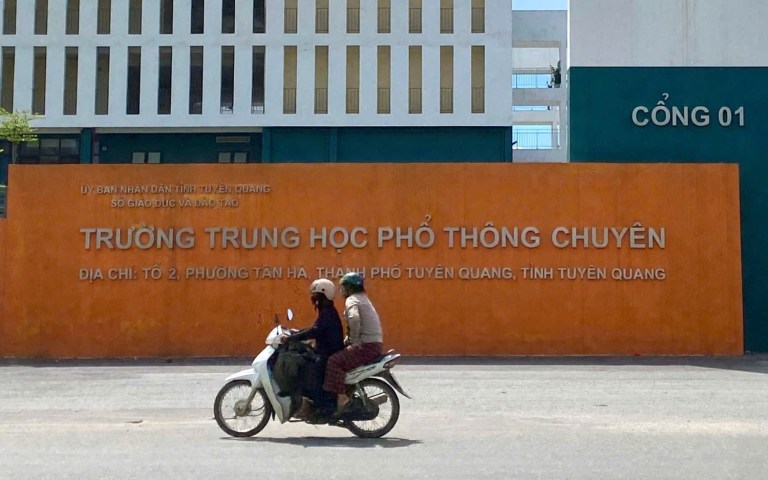 Cổng Trường THPT chuyên Tuyên Quang. Ảnh: Nguyên Bảo/Báo Tuổi Trẻ.