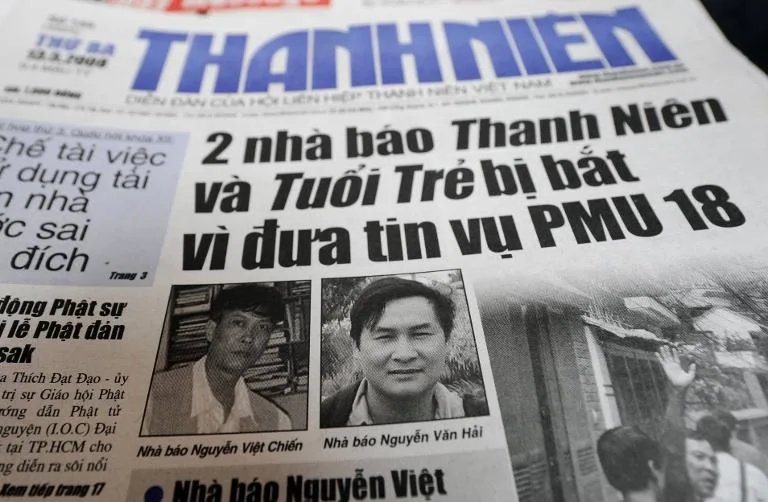 Trang nhất B&aacute;o Thanh Ni&ecirc;n ng&agrave;y 13/5/2008 đăng về việc hai nh&agrave; b&aacute;o của t&ograve;a soạn n&agrave;y bị bắt v&igrave; đưa tin vụ PMU-18. Nguồn ảnh: AFP.
