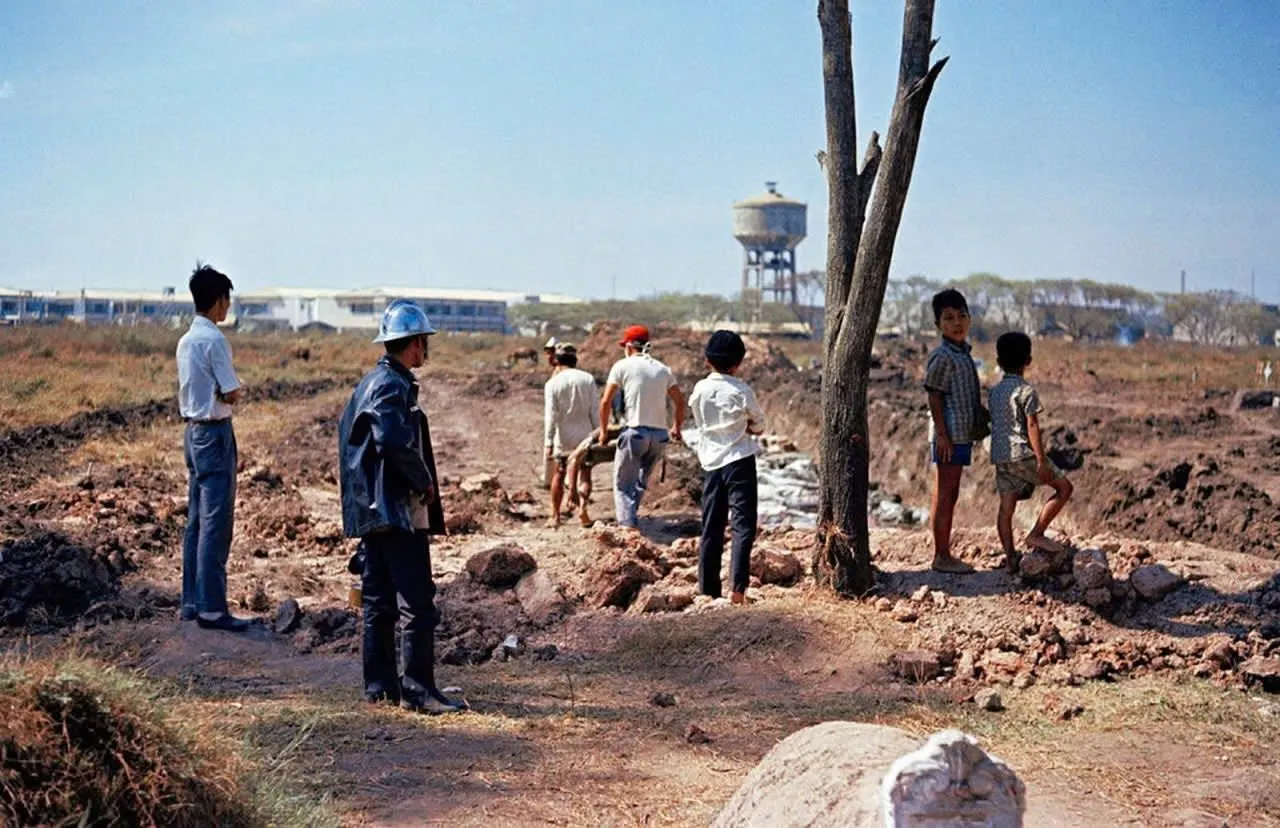 Việc chôn cất thi thể ở Nghĩa địa Đô Thành Chí Hòa năm 1968. Nguồn ảnh: AP.