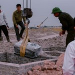 Những ngày đầu tháng Tám, các sơ tại Giáo họ Hương La vừa phải di dời 14 ngôi mộ thuộc giáo họ, vừa phải thu xếp cho 60 thành viên (đa phần là các em khuyết tật) đến nơi tạm cư. Khi bài viết này được đăng, các sơ còn bốn ngày để chuẩn bị trước ngày 28/8/2026 - hạn chót bàn giao mặt bằng. Nguồn ảnh: Giáo phận Bắc Ninh.