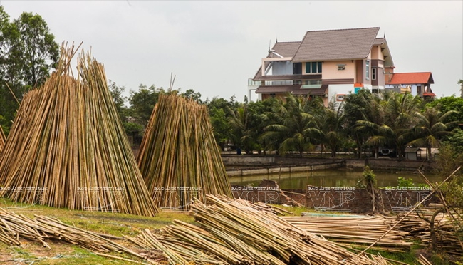 L&agrave;ng Xu&acirc;n Lai ở huyện Gia B&igrave;nh (cũ) nổi tiếng với nghề l&agrave;m đồ nội thất từ tre hun kh&oacute;i. Ảnh: Văn Quyền/TTXVN.