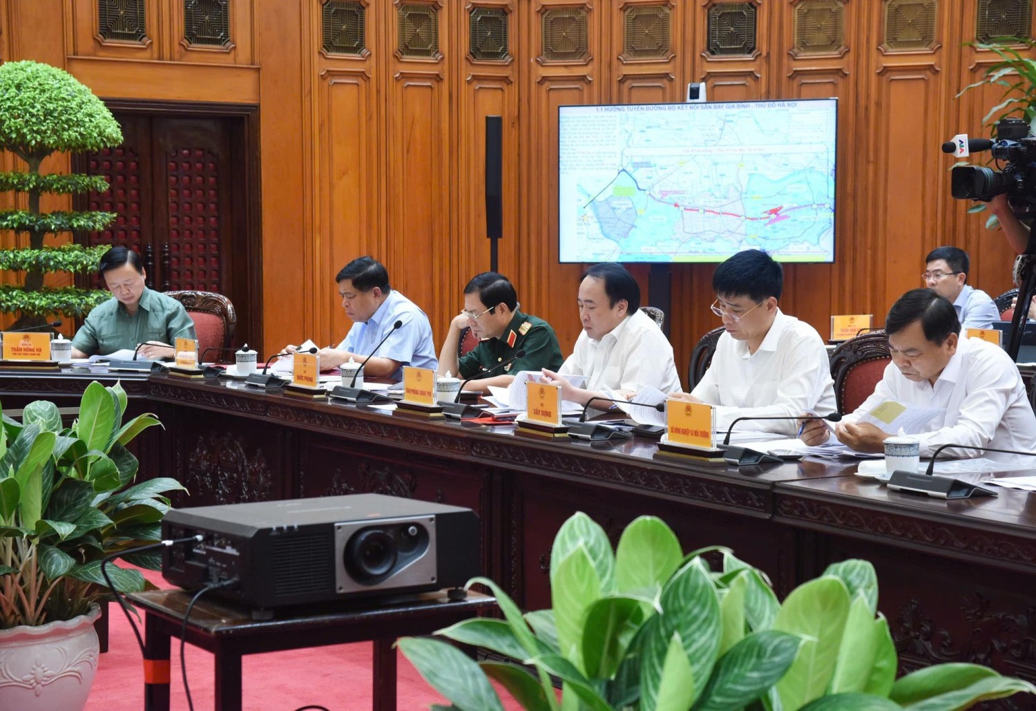 Cuộc họp của Thường trực Ch&iacute;nh phủ về s&acirc;n bay Gia B&igrave;nh, ng&agrave;y 10/5/2025. M&agrave;n h&igrave;nh chiếu l&agrave; bản đồ tuyến đường kết nối s&acirc;n bay Gia B&igrave;nh với H&agrave; Nội. Ảnh: Nhật Bắc/VGP News.